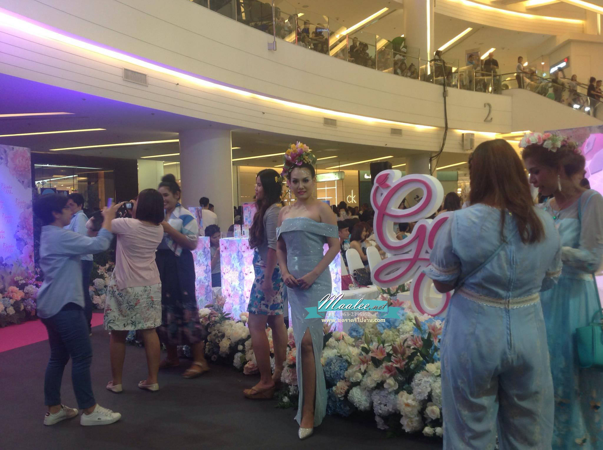 พร้อมเช่า ชุดเดรส ไหล่ปาด ผ่าหน้าขา ผ้า Glitter สีฟ้า