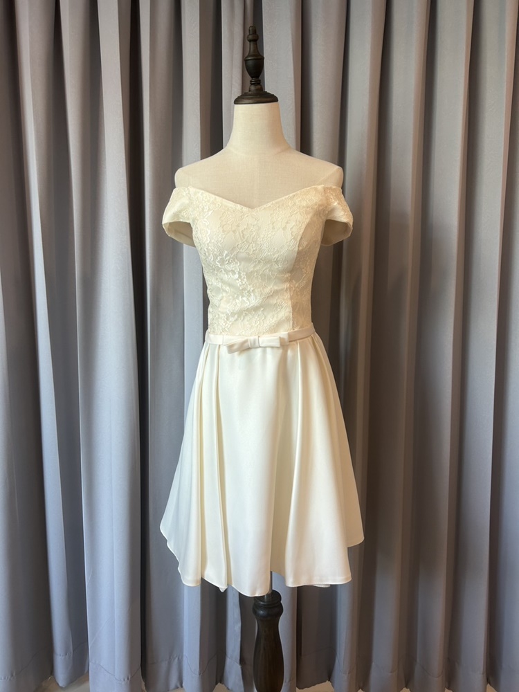 พร้อมเช่า ชุดราตรีสั้น ชุดเพื่อนเจ้าสาว สีครีม แบบ E ไหล่ปาด อกแต่งลูกไม้ เอวคาดโบว์สวย (เชือกผูกหลัง)