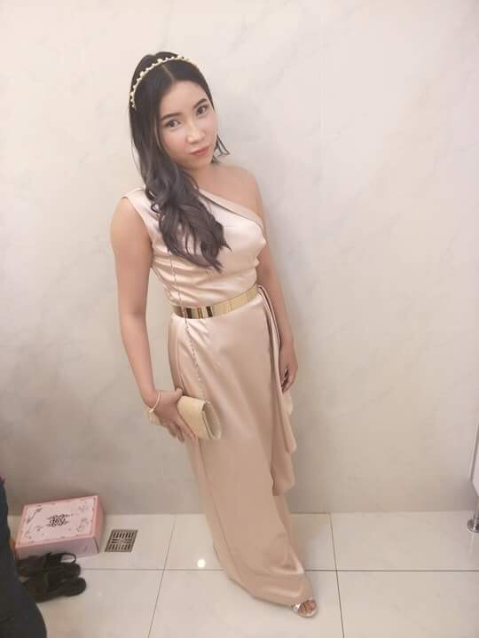 พร้อมเช่า ชุดเดรส เดรสไหล่เดียว ผ้าดัชเชส แพทเทิร์นเนียบ แต่งระบายสะโพก สีทอง rose gold