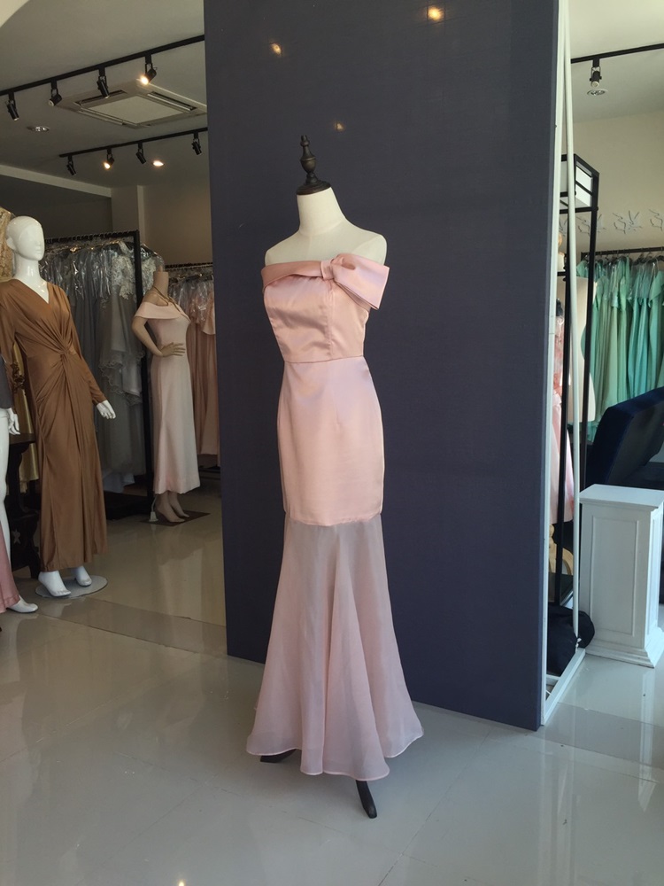 พร้อมเช่า ชุดราตรียาว สีโรสโกลด์ ปาดไหล่แต่งโบว์ ระบายผ้าแก้ว