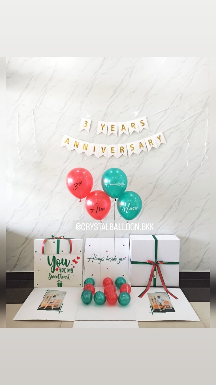 Surprised Box กล่องเซอร์ไพรส์วันครบรอบ ลูกโป่ง 4 ลูก,พร้อมตกแต่งธงตัวอักษร 16 ตัว สามารถใส่รูปได้ 2 ใบ สามารถเปลี่ยนสีลูกโป่ง/เปลี่ยนข้อความได้