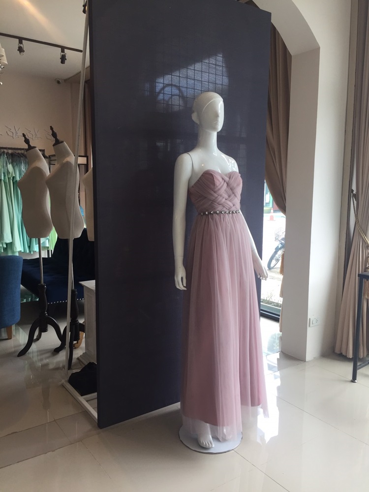 พร้อมเช่า ชุดราตรียาว เกาะอกผ้าตาข่าย ทรงเจ้าหญิงน่ารักมาก (เชือกผูกหลัง)