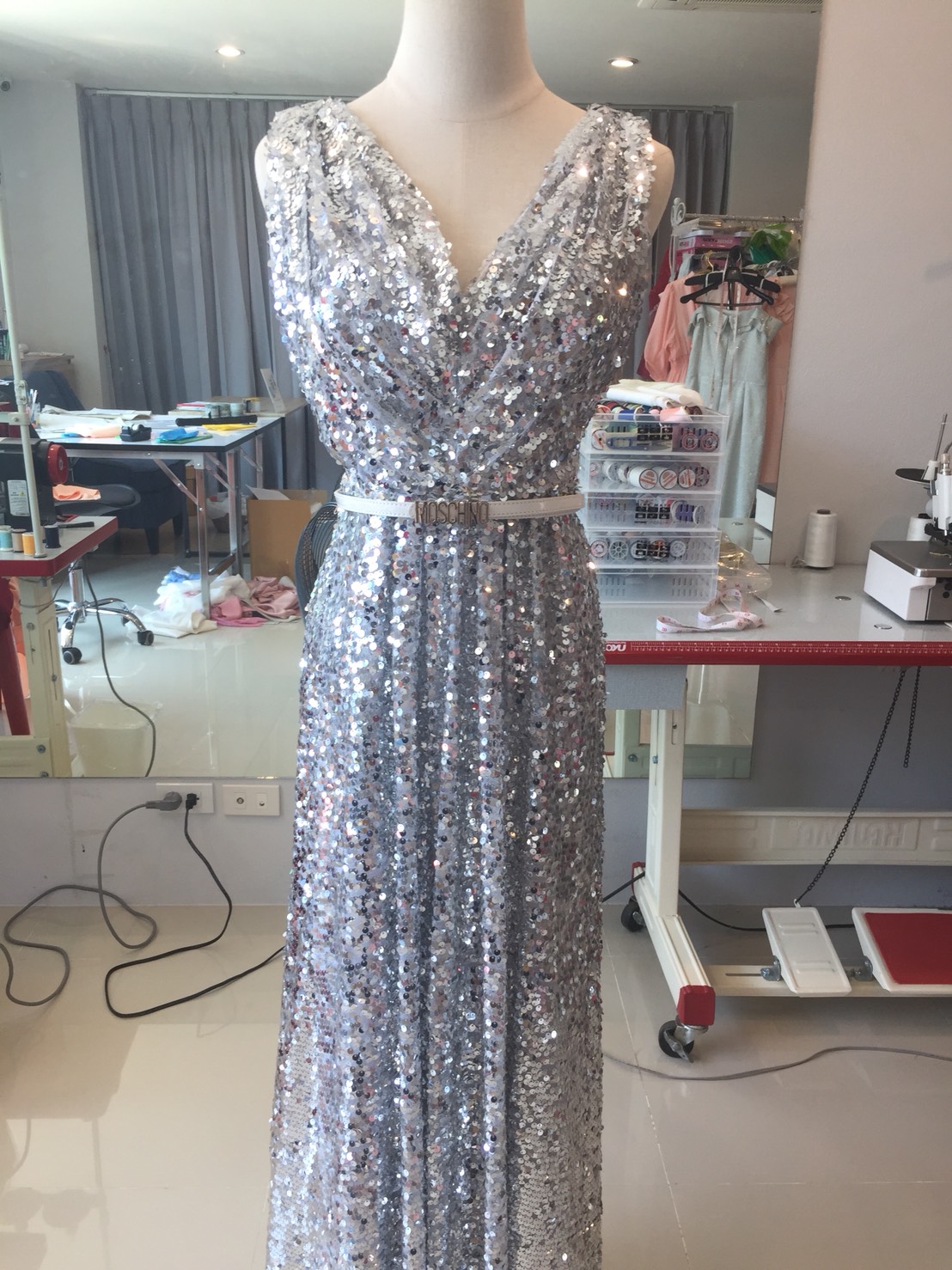 พร้อมเช่า ชุดราตรียาว แขนกุด ปักเลื่อมทั้งชุด มาพร้อมเข็มขัด ใส่ออกงานกลางคืน เด่นมาก สีเงิน