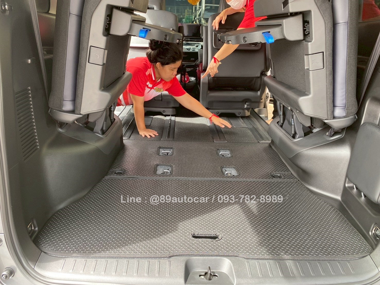 ผ้ายางปูพื้นรถยนต์ Nissan Serena C28 ปูกระดุมเล็ก PVC สีดำขอบดำ