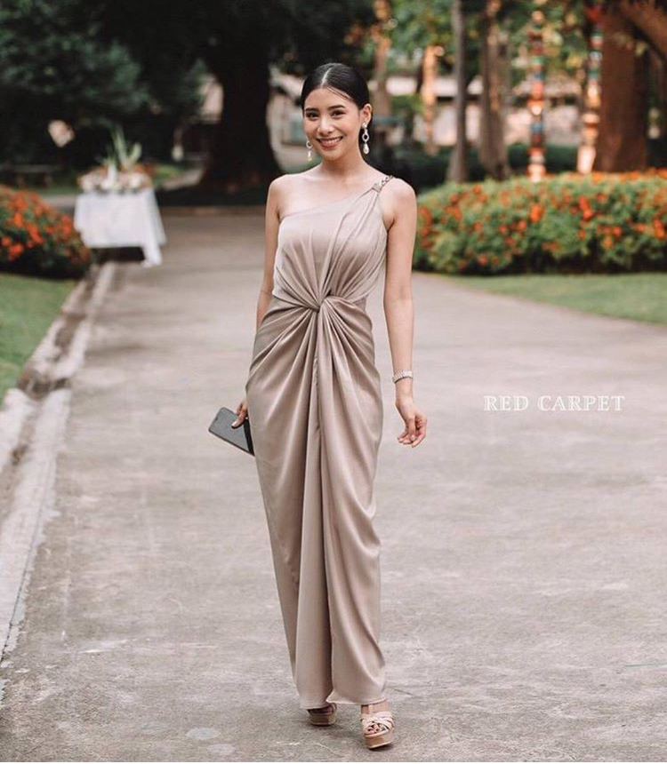 พร้อมเช่า ชุดราตรียาว ชุดเดรส ไหล่เฉียง จับเดรปหน้า สีส้มอิฐ สีน้ำตาล สีเบจ