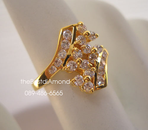 BR520+++แหวนหนีบ เพชรกระจุกตรงกลาง+++แบบสวยมากๆๆ ประกบด้วยเพชรแถว 2 แถววางเอียง ตรงกลางวางเพชร 3เม็ดเป็นกลุ่มๆ ดูทันสมัยมากๆ เพชรเล่นไฟวิ๊งๆมากเลยค่ะ