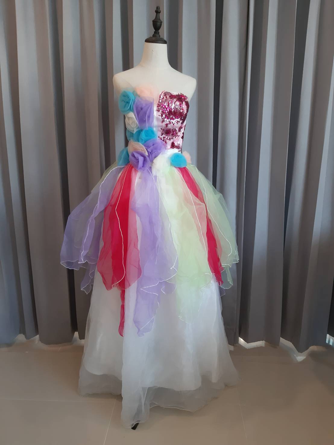 พร้อมเช่า ชุดแฟนซี ชุดราตรียาว เกาะอก แต่งดอกไม้สามมิติ กระโปรงพองสวย สีรุ้ง