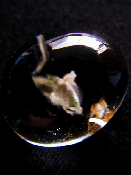 QU0033 แก้วโทน พระธาตุผุดริมแก้ว ดูคล้ายปลา แก้วสวยรวยทรัพย์ ให้โชค ให้ลาภ ด้วยพระธาตุขาวขนาดเม็ดแก้ว 16.83x20.16x12.80 มม. น้ำหนักแก้ว 30.04 ct.