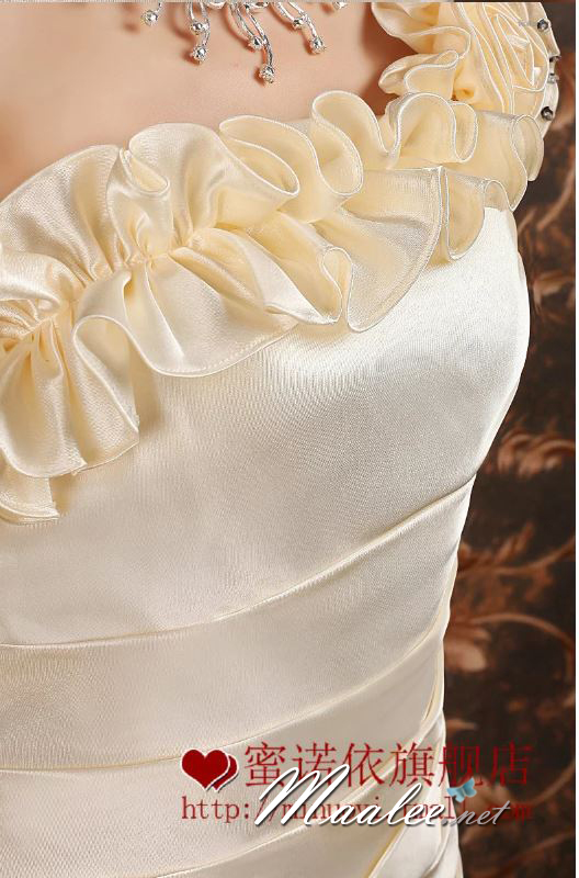 พร้อมเช่า ชุดราตรีสั้น ไหล่เฉียง เข้ารูป สีแดง ตีเกล็ดตลอดช่วงตัว แต่งระบายดอกไม้แนวไหล่