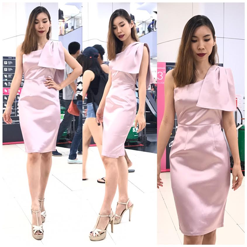 พร้อมเช่า ราตรีสั้น ชุดเดรสเดรสเข้ารูป ไหล่เดียว ผ้าดัชเชส แต่งโบว์ปล่อยชาย สีชมพู