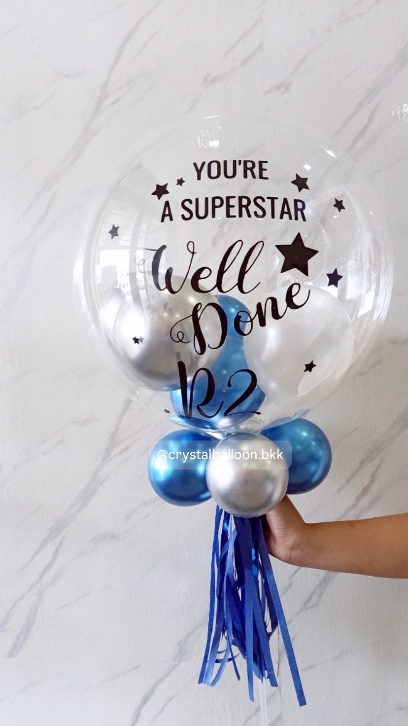 ลูกโป่ง รับปริญญา แบบก้าน อยู่ได้นาน Bubble ขนาด 24" พร้อม ลูกโป่ง 6" 6 ลูก,สามารถใส่เงินได้ 50 ใบ Theme น้ำเงิน - เงิน พร้อมตกแต่ง สามารถเปลี่ยนสีลูกโป่ง/เปลี่ยนข้อความได้