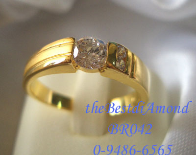BR042+++แหวนเพชรเดี่ยวค่ะ เม็ดกลม เท่ห์ เรียบ ดูมี Style ล้อมด้วยเพชรเล็ก 2 เม็ดค่ะ ชุปทองแท้ 24 K