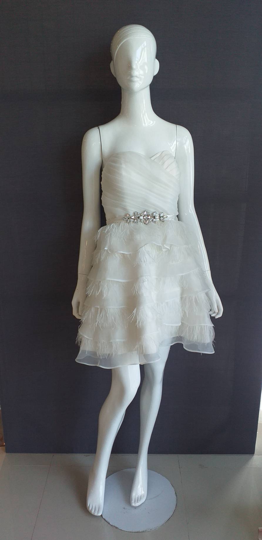 พร้อมเช่า ชุดแฟนซี ชุดราตรีสั้น สีขาว เกาะอก กระโปรงระบายเป็นชั้น ๆ ซิปหลัง