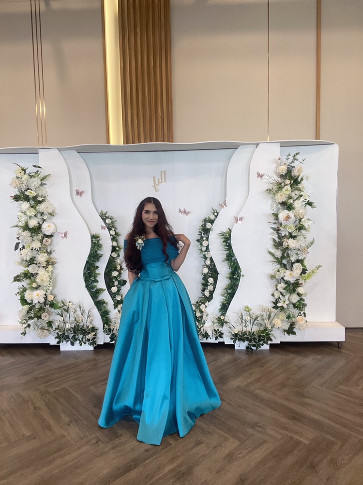 พร้อมเช่า ชุดราตรียาว แบบไหล่ปาด สไตล์วินเทจผ้าไหมดัชเชส กระโปรงทรงA แต่งโบว์2ชั้น ช่วงเอว สีเขียวน้ำทะเล (เชือกผูกหลัง)