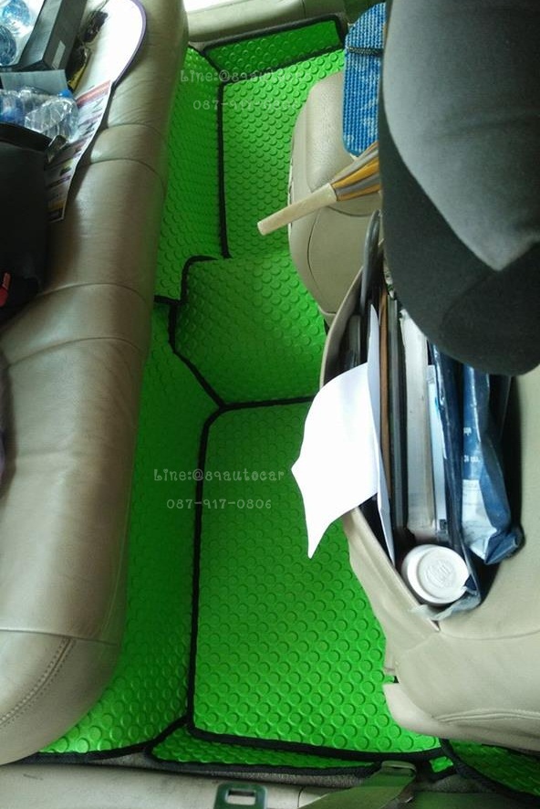 ผ้ายางปูพื้นรถยนต์ Toyota Camry ตาเหยียว กระดุมสีเขียวขอบดำ