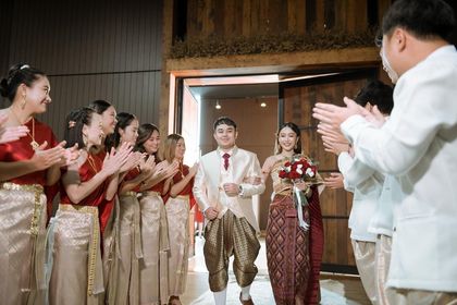 เช่า ชุดไทย ชุดเพื่อนเจ้าสาว ชุดไทย ผ้าถุงสีทอง สไบเรียบ สีแดง