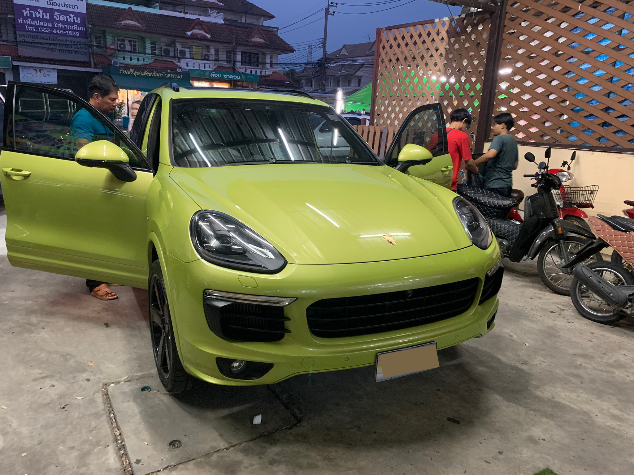 Prosche Cayenne (ปอเช่ คเยน) 2007-2018 ปูพรมVVIP สีชมพูด้ายทอง เสริมไวนิลดักฝุ่นสีแดง เต็มคัน