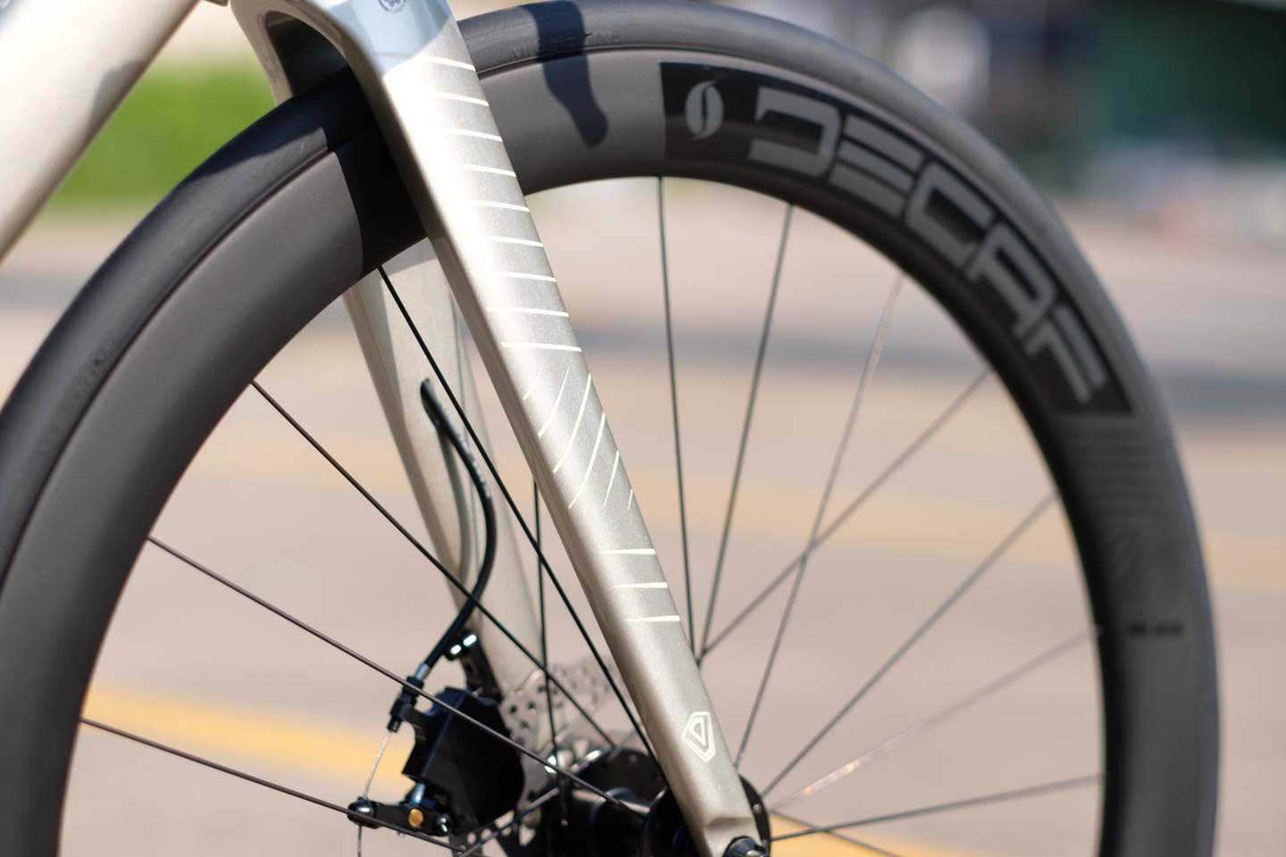 จักรยานเสือหมอบ JAVA SILURO 6 DISC ล้อ/แฮนด์/ตะเกียบ คาร์บอน ชุดขับ Shimano 22 Speed 105 mix Deca (2x11) ได้รับการรองรับมาตรฐาน 𝗨𝗖𝗜