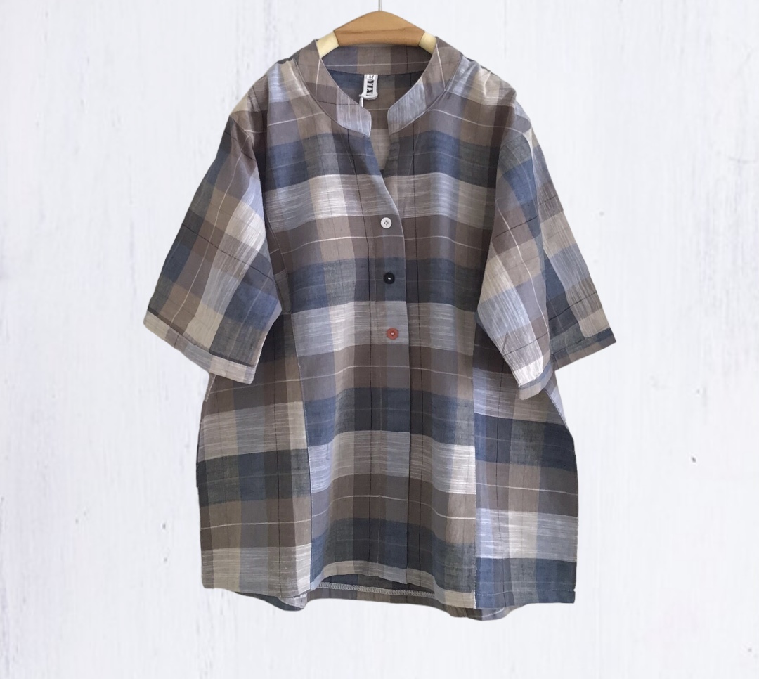 เสื้อผ้าฝ้ายลายสก็อตแต่งกระดุมสี