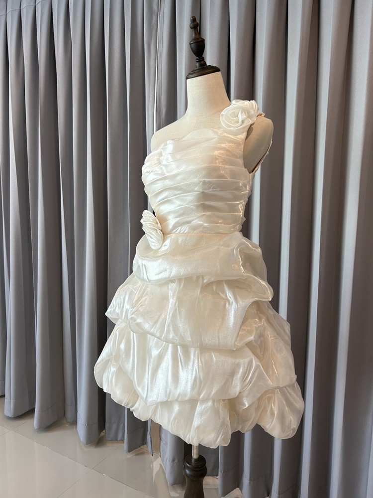 พร้อมเช่า ชุดแฟนซี ชุดราตรีสั้น ไหล่เฉียง ผ้าแก้วจับจีบย่น แต่งดอกไม้สวยหวาน สีครีม