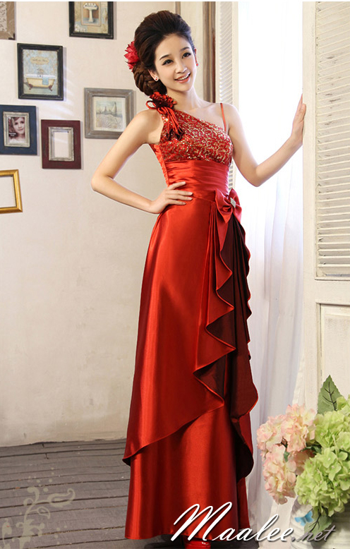 พร้อมเช่า ชุดราตรียาว ไหล่เฉียง สีแดงสด ปักเลื่อมไล่สี จับจีบแต่งโบว์ช่วงเอว ประดับดอกไม้สวยหวานบนไหล่