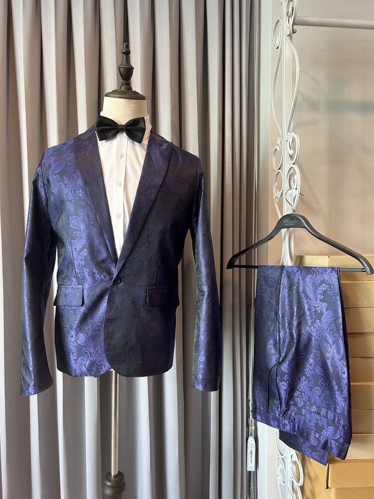 พร้อมเช่า ชุดสูทชาย สีม่วง พิมพ์ลาย เนื้อผ้าแพรแบบหรูมาก ไม่มีเสื้อกั๊ก
