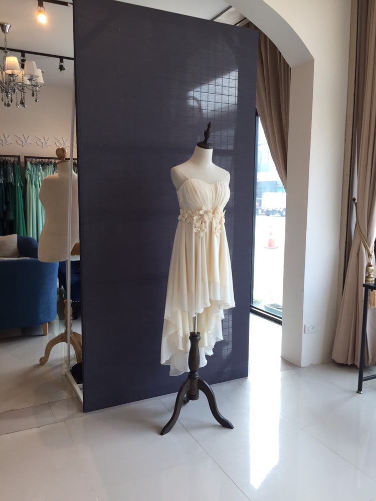 พร้อมเช่า ชุดราตรีสั้น เกาะอก หน้าสั้นหลังยาว แต่งดอกเพิ่มคริสตัล สีครีม