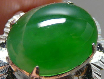 หยกพม่า jadeite หรือ jade สีเขียวเข้มกลางๆ เนื้อน้ำผึ้งปนเทียน สะอาดผิวเนียนสวย ขนาด 9.60x7.62x3.53mm. นน. 2.01 ct. ราคาโทรถาม