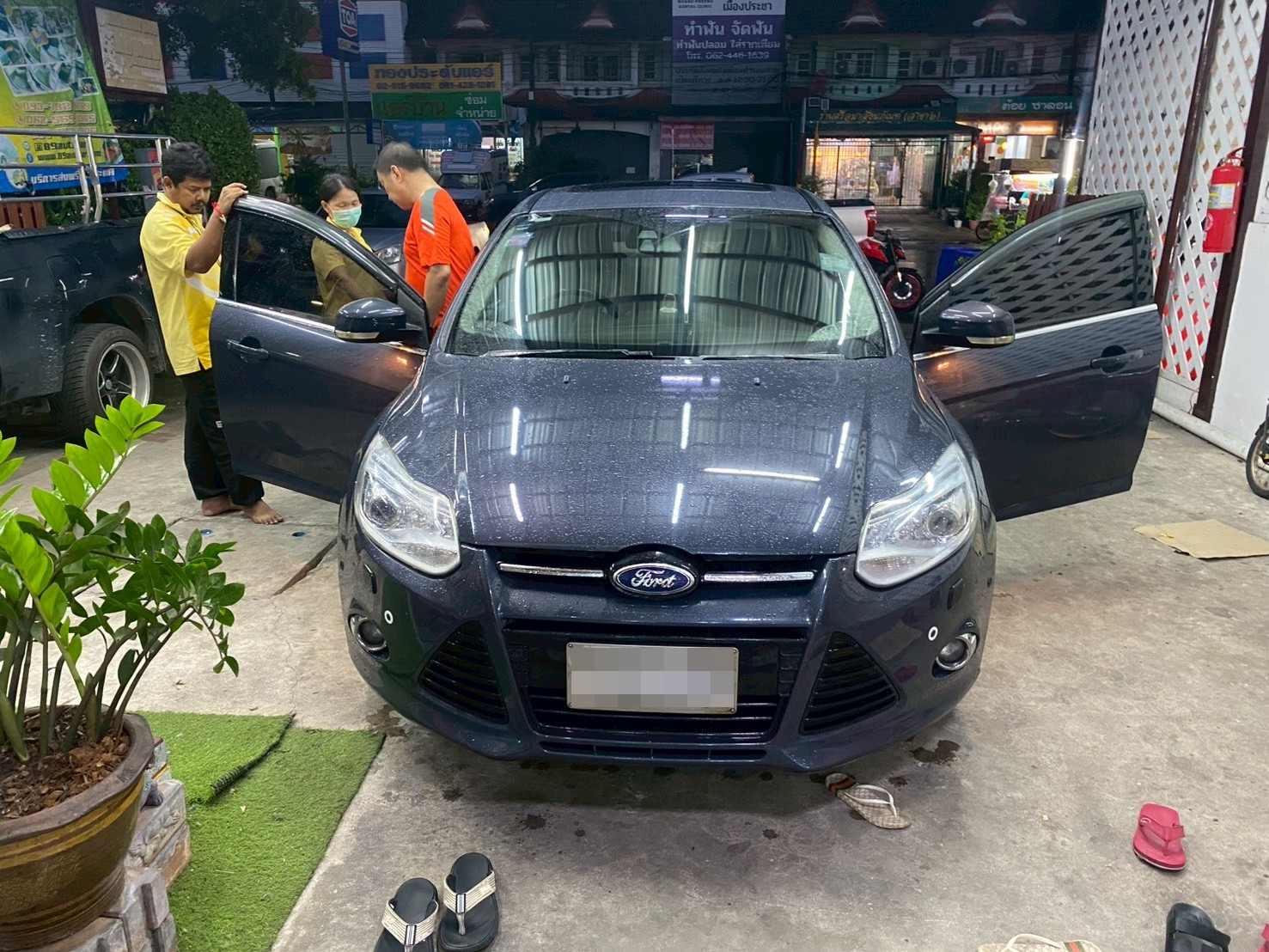 พรมปูพื้นรถยนต์ Ford Focus 2012 ปูพรมVVIP ด้ายคู่ สีดำด้ายทอง เสริมพรมดักฝุ่น สีเทา เข้ารูป