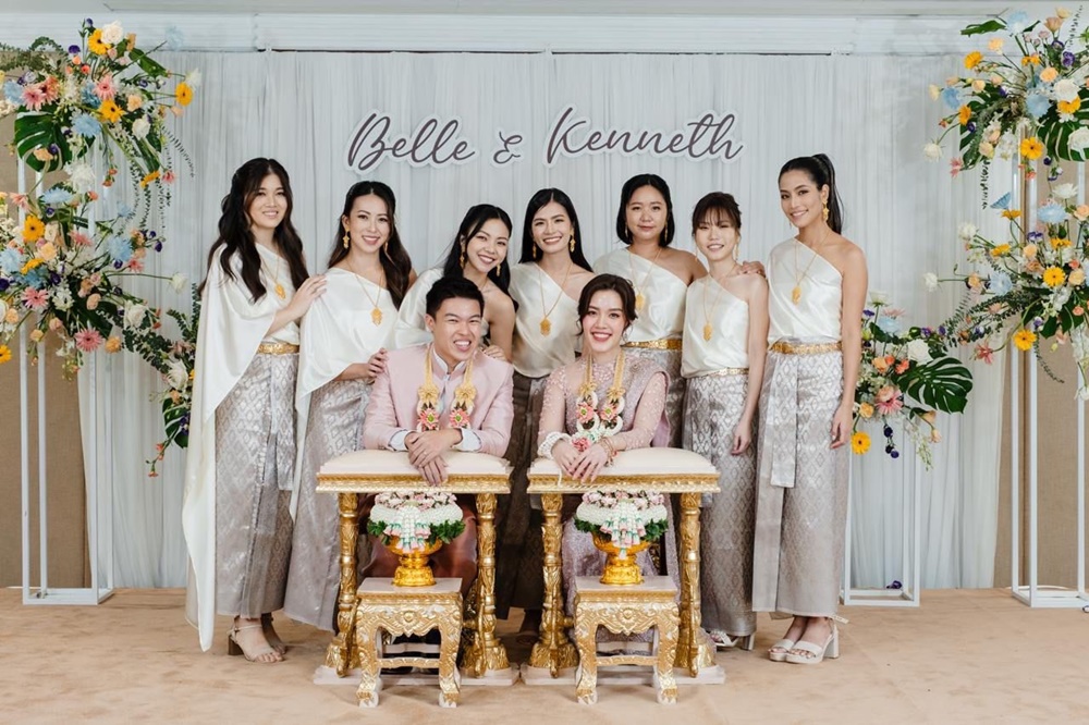 เช่า ชุดไทย ชุดเพื่อนเจ้าสาว ชุดไทยผ้าถุงสีเทาชาเงิน สไบสีครีม