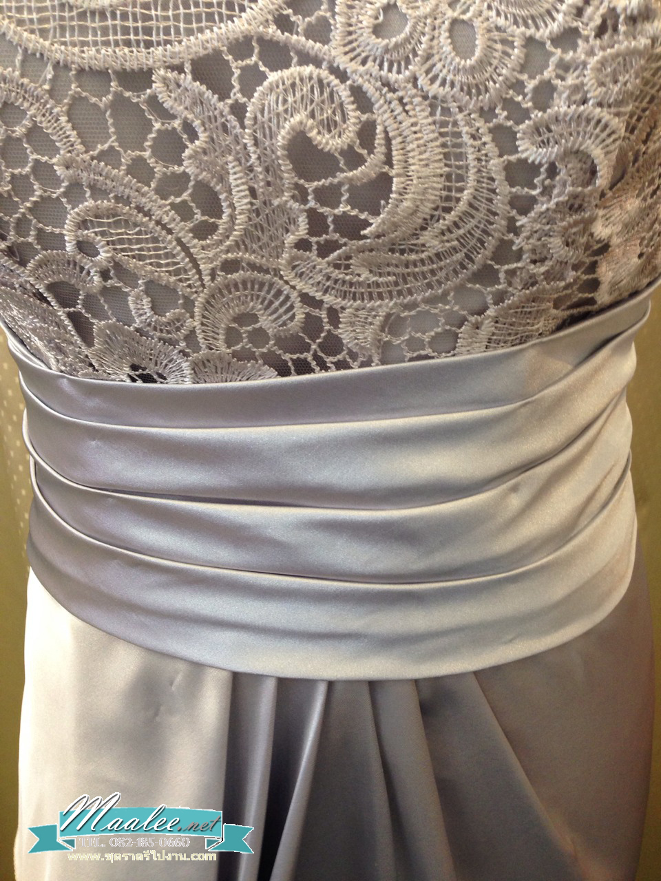 พร้อมเช่า ชุดราตรียาว แขนสั้น ผ้าซาติน จับจีบตีเกล็ดช่วงเอว เนื้อผ้าลูกไม้ เรียบหรู สีเทา