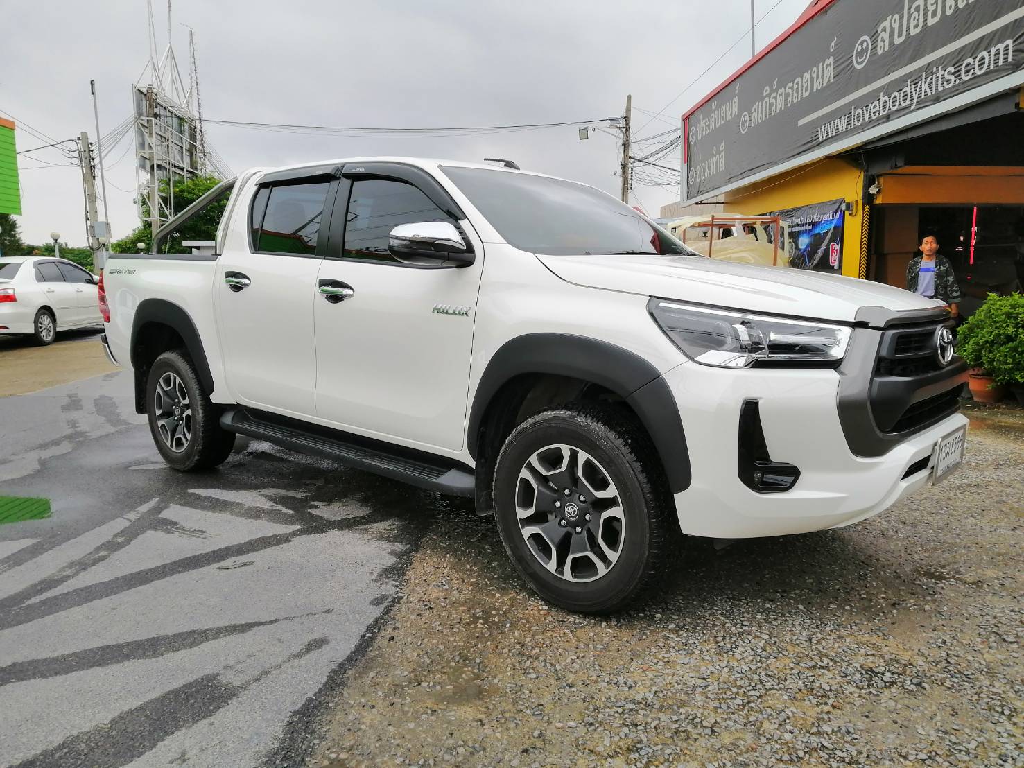 ซุ้มล้อทรงศูนย์ : REVO 2022-2022