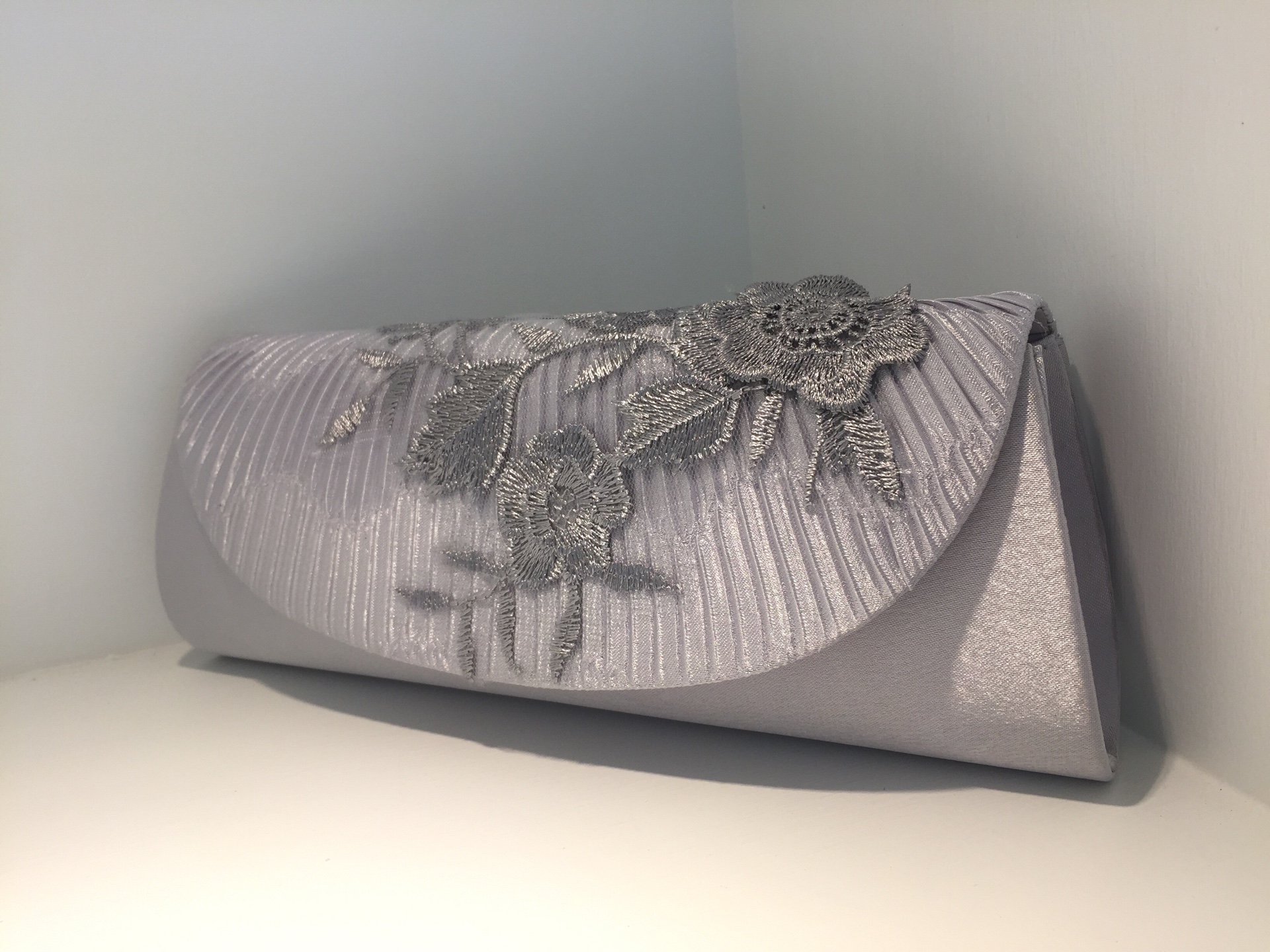 พร้อมส่ง Evening Clutch กระเป๋าออกงาน สีเทา แต่งดอกไม้