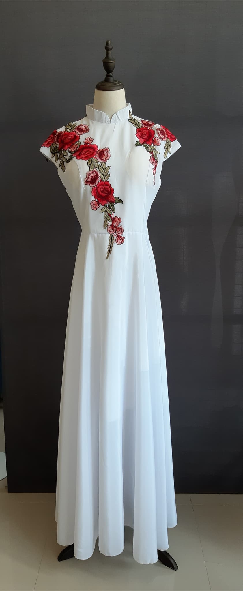 Pre-order กี่เพ้า แขนล้ำ ผ้าไหมจีน สีขาว ทอลายดอกไม้ ตัดเย็บอย่างดี