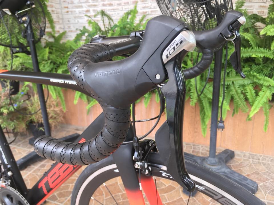จักรยานเสือหมอบ TEAM REVOLT AERO ALLOY ROAD BIKE, 105 GROUPSET 2018