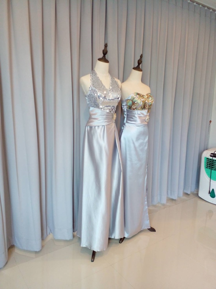 พร้อมเช่า ชุดราตรียาว สีเงิน เกาะอกลูกไม้ปัก ทรงหางปลา ผ้าซาติน