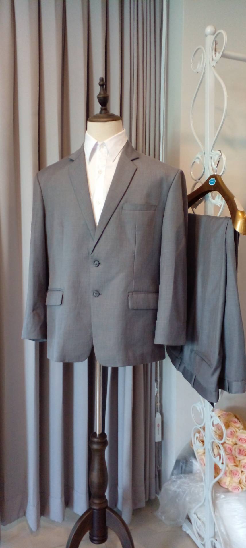 พร้อมเช่า ชุดสูทชาย สีเทา รุ่นใหญ่พลัสไซส์ 2 กระดุม ไม่มีเสื้อกัํก