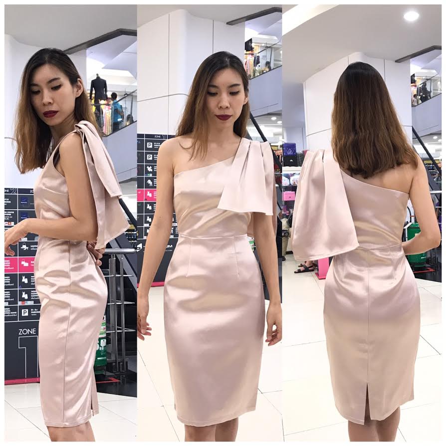 พร้อมเช่า ราตรีสั้น ชุดเดรสเดรสเข้ารูป ไหล่เดียว ผ้าดัชเชส แต่งโบว์ปล่อยชาย สีทอง rose gold