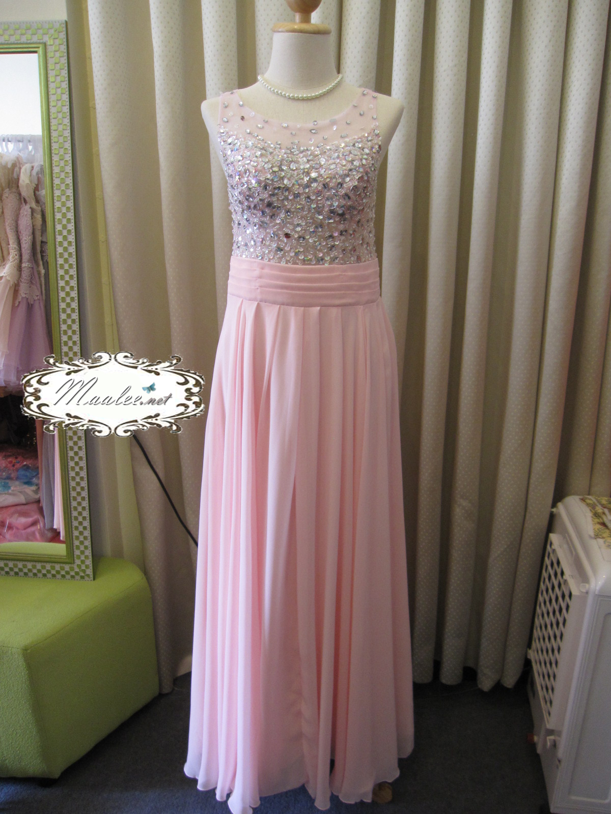 พร้อมส่ง ชุดราตรียาว สีชมพู ปักเลื่อมช่วงอก ด้านหลังเป็นซีทรู สวยหวาน (ซิปข้างลำตัว)