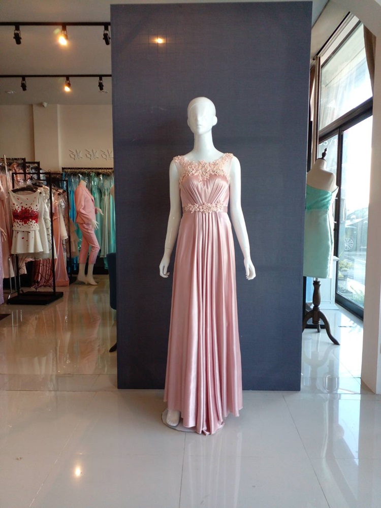 พร้อมส่ง ชุดราตรียาว แขนกุด สีชมพู เนื้อผ้ามันใส่สบาย แต่งมุกปักเลื่อมสวยหรูทั้งอกและเอว