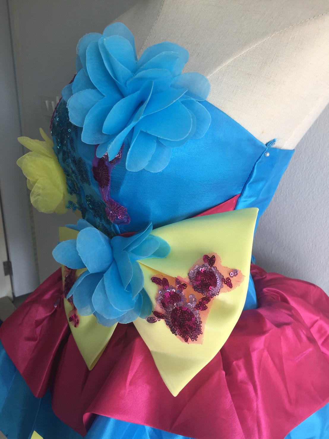 พร้อมเช่า ชุดแฟนซี ชุดราตรีสั้น เกาะอกกระโปรงระบาย สีหวาน แต่งดอกไม้และโบว์ที่เอว