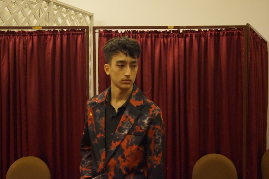 พร้อมเช่า เสื้อสูทชาย สีแดงดำ พิมพ์ลายกราฟฟิก กับกางเกงสีดำ