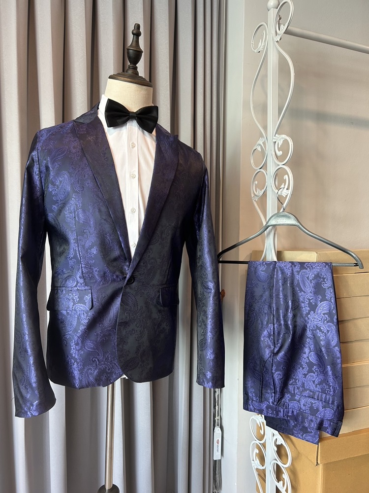 พร้อมเช่า ชุดสูทชาย สีม่วง พิมพ์ลาย เนื้อผ้าแพรแบบหรูมาก ไม่มีเสื้อกั๊ก