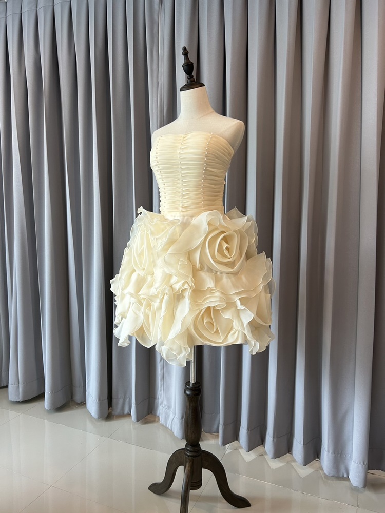 พร้อมเช่า ชุดแฟนซี ชุดราตรีสั้นเกาะอก สีครีม กระโปรงดอก 3 มิติ