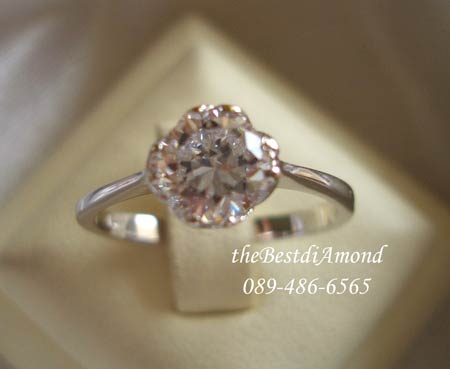 ***แหวนเพชรเม็ดเดี่ยวจริงๆ ขนาดประมาณ 1กะรัต(6 มม). เป็นแบบที่ classic ทุกยุคทุกสมัยค่ะ งานทองขาว 24 K หนา 5ไมครอน BR917 RD
