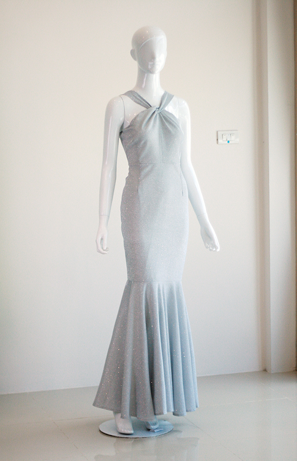 พร้อมเช่า ชุดเดรส คล้องคอ ทรงหางปลา ผ้า glitter ระยิบระยับ สีเงิน