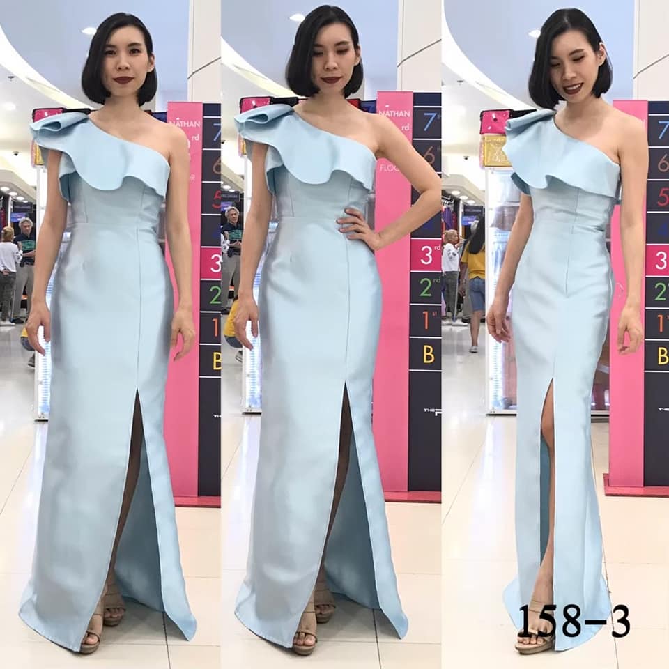 พร้อมเช่า ชุดเดรส ชุดออกงาน ราตรียาว ไหล่เดี่ยว ทรงเก๋ๆ จับจีบรอบแขนขวา กระโปรงหางปลาผ่าหน้า สีฟ้า