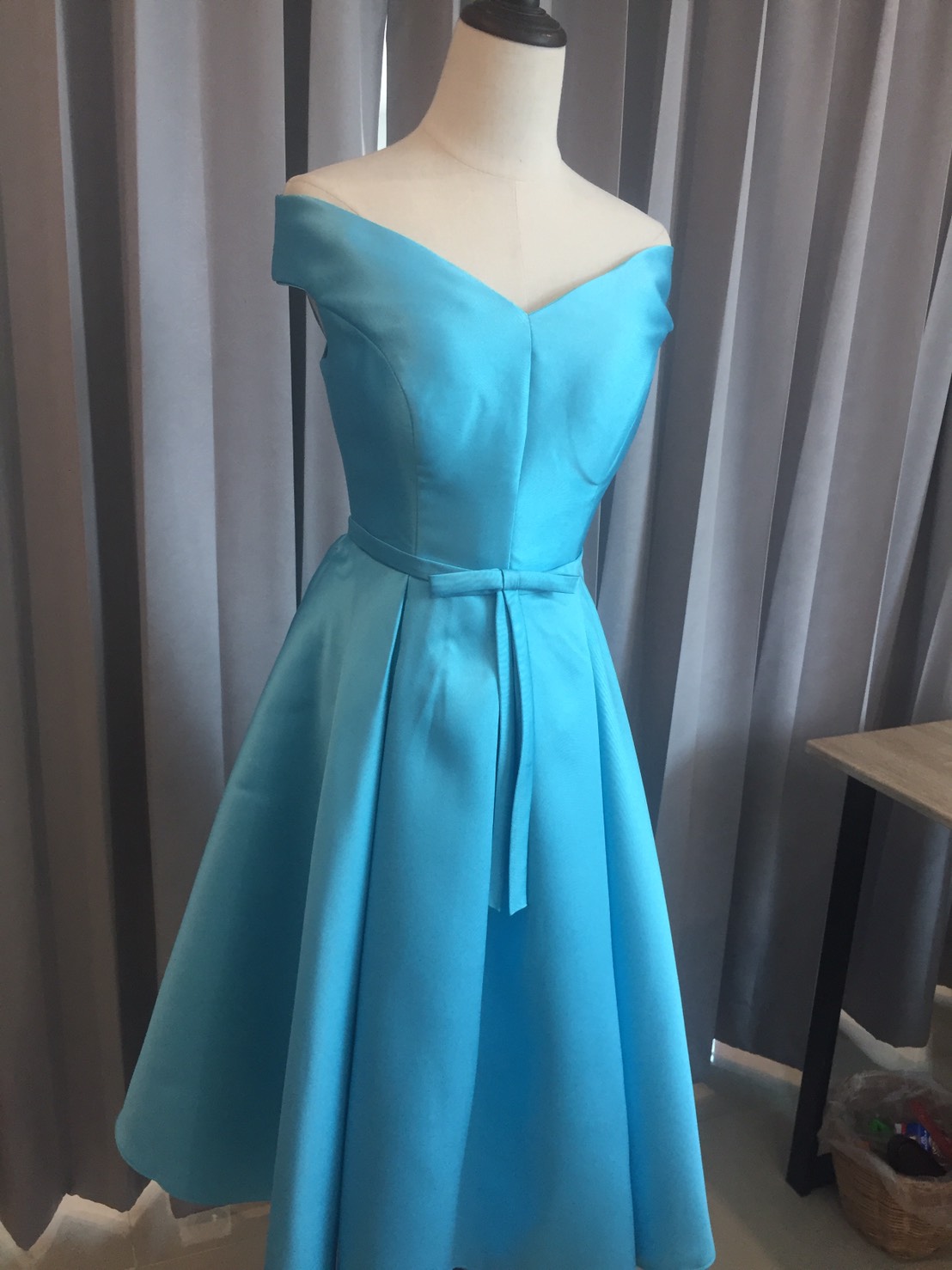 พร้อมส่ง ชุดราตรีสั้น แบบไหล่ปาด อกSweet Heart สไตล์วินเทจผ้าไหมดัชเชส กระโปรงทรงA 5ส่วน แต่งโบว์ ช่วงเอว สีฟ้า (เชือกผูกหลัง)