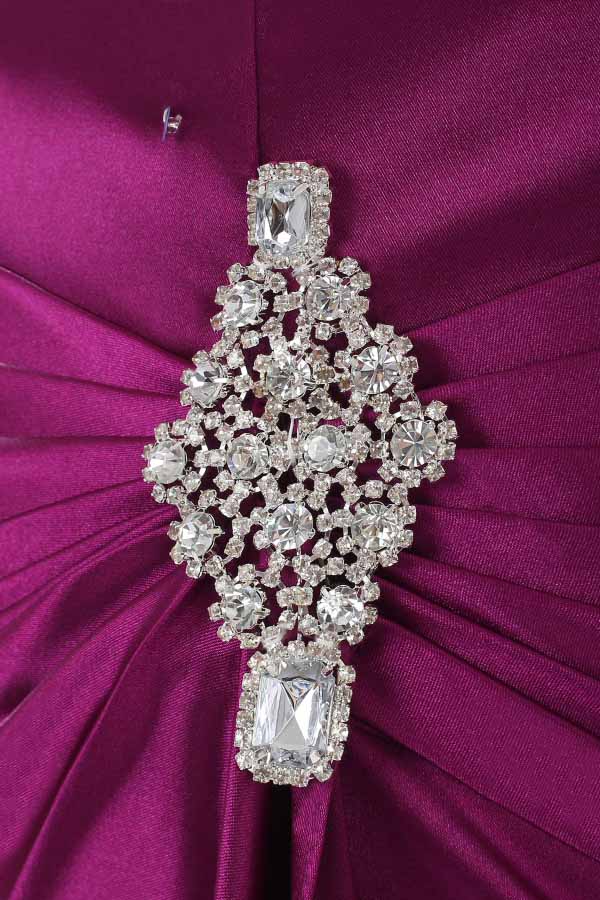 พร้อมเช่า ชุดราตรียาว ไหล่เฉียง สีม่วงแดง จับจีบที่เอว คอประดับลูกปัดคริสตัลสวยหรู