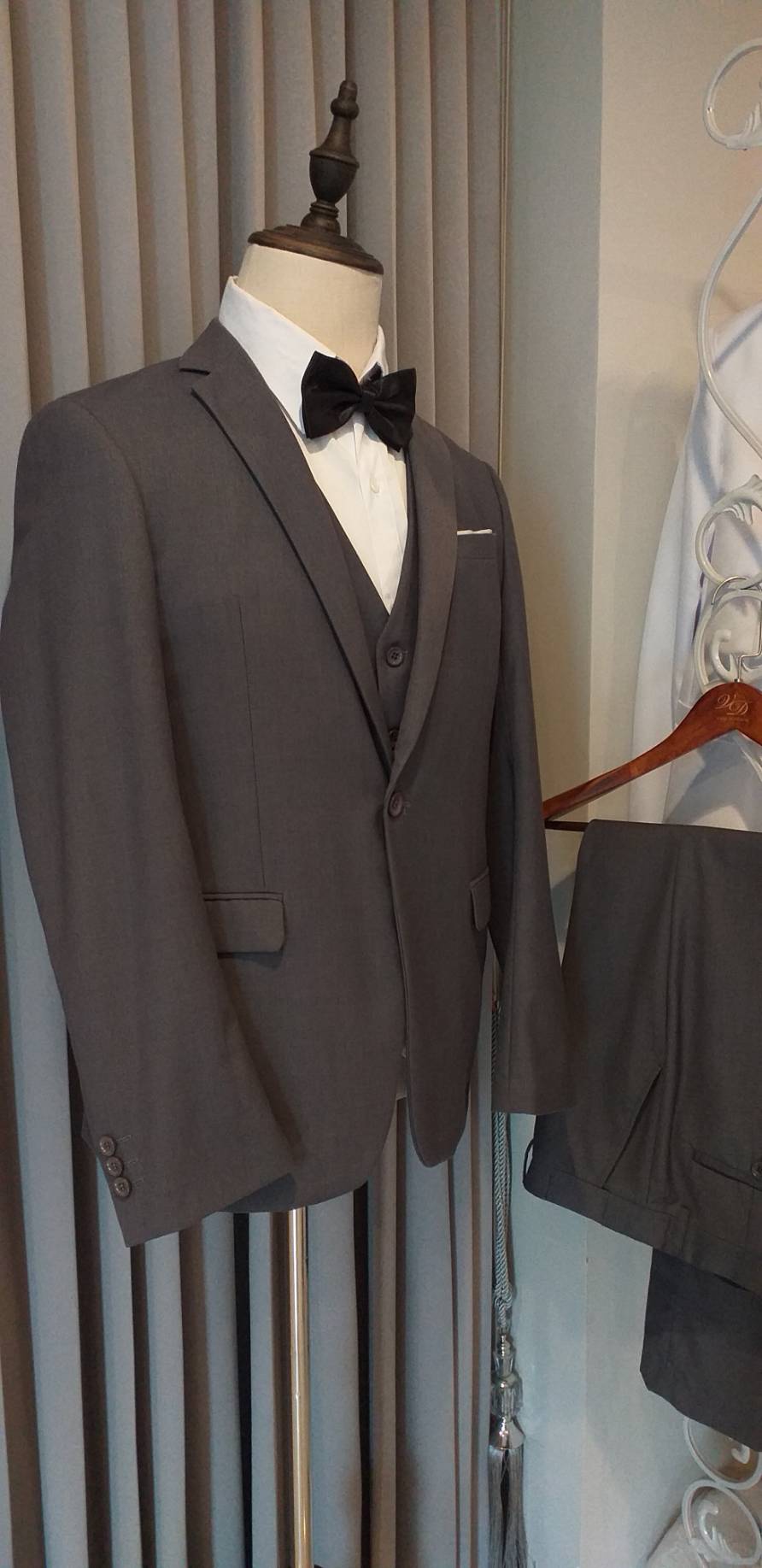 พร้อมเช่า ชุดสูทชาย สีเทาเข้ม เข้ารูป พร้อมเสื้อกั๊ก